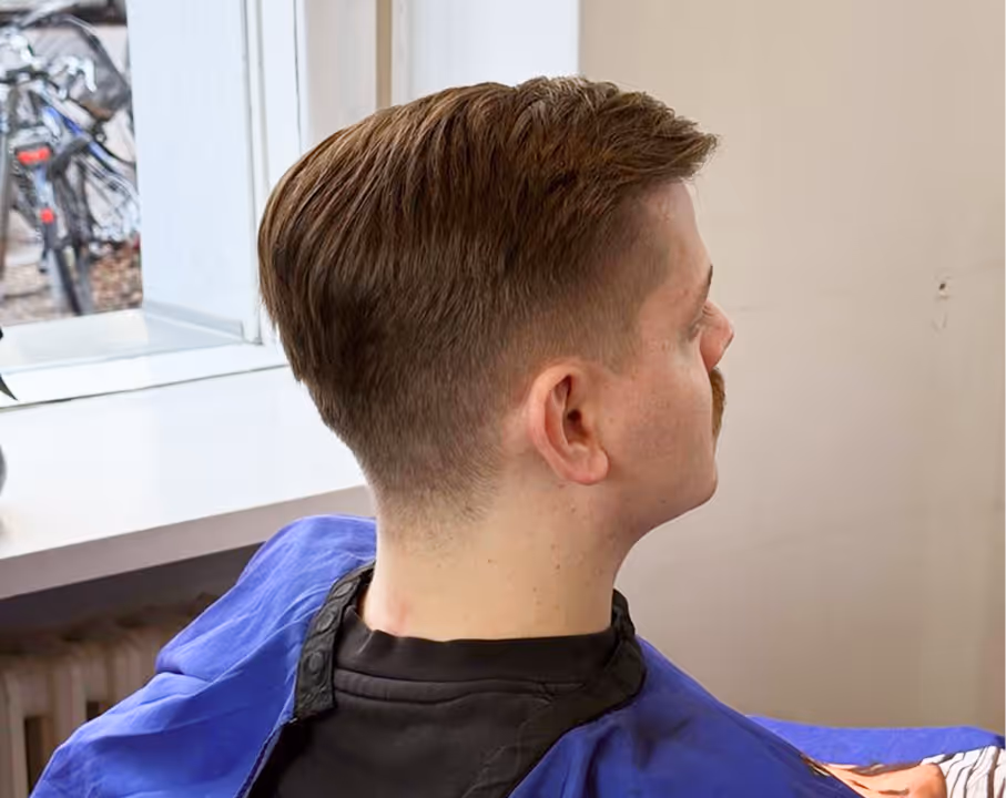 Moderner Herrenhaarschnitt mit sauberem Fade im Friseursalon