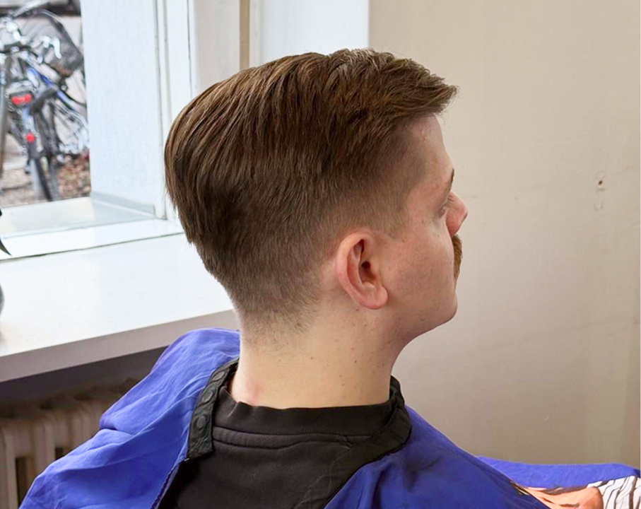 Moderner Herrenhaarschnitt mit sauberem Fade im Friseursalon