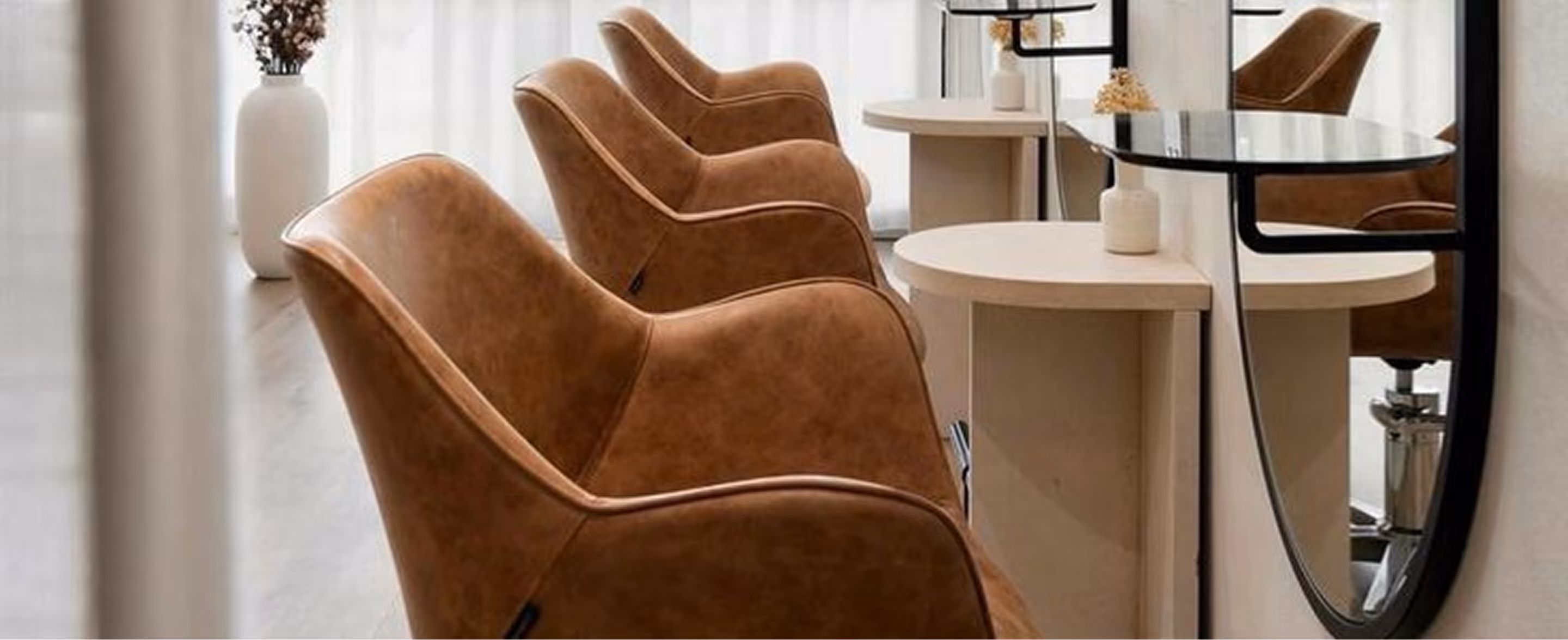 Ein Mädchen bekommt im Schönheitssalon die Haare gewaschen.