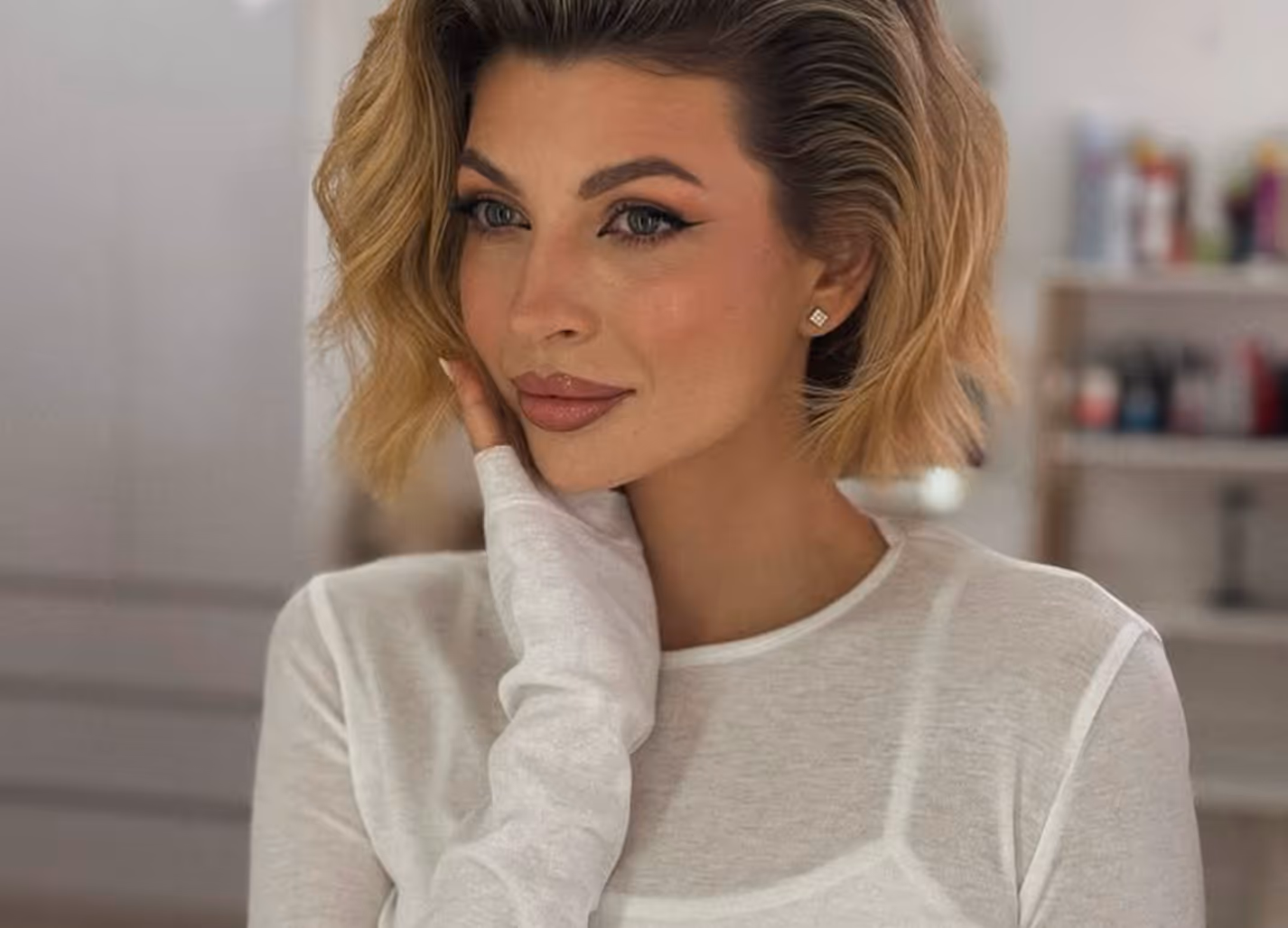 Friseur schneidet modernes Herrenhaar im Friseursalon in Berlin