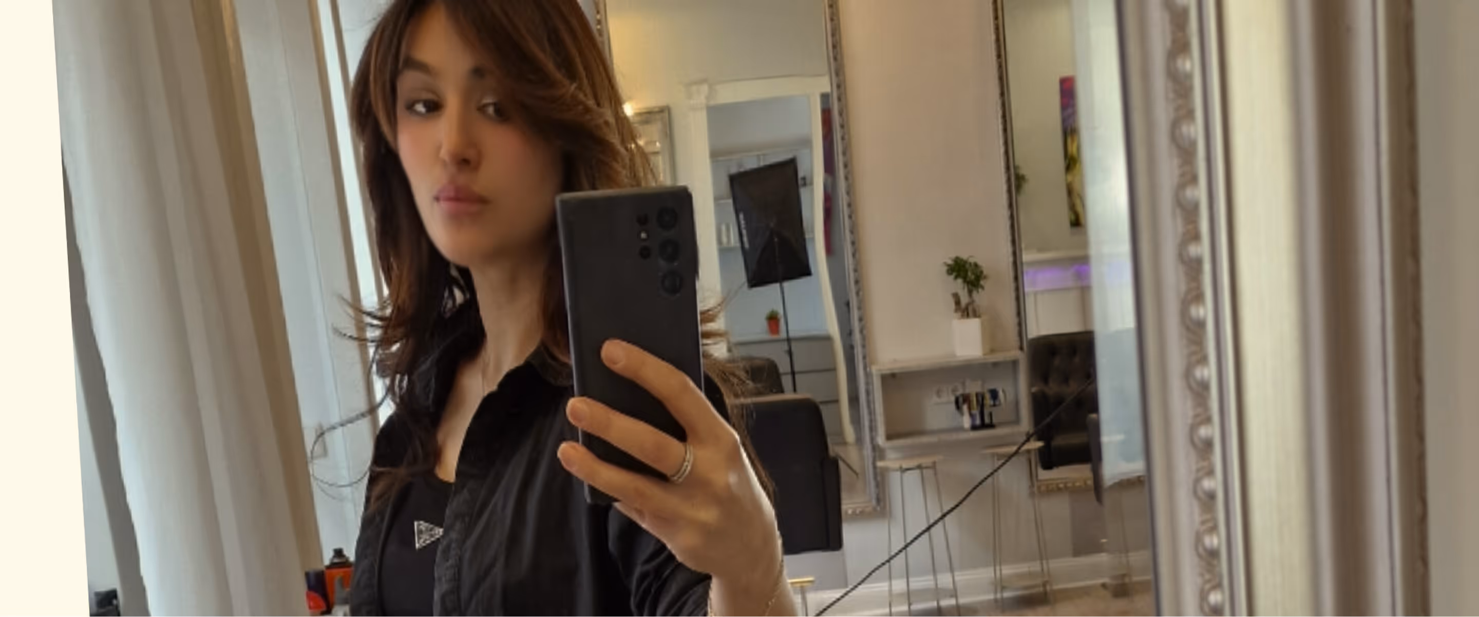 Ein Mädchen bekommt im Schönheitssalon die Haare gewaschen.