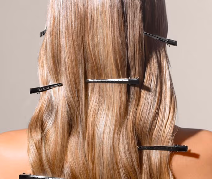 Blonde lange Haare nach professionellem Damenhaarschnitt