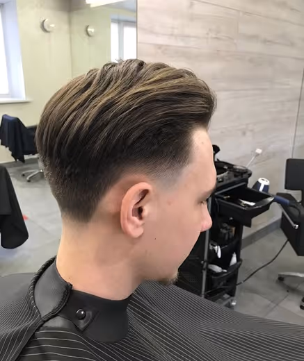 Eleganter Herrenlook nach dem Friseurbesuch