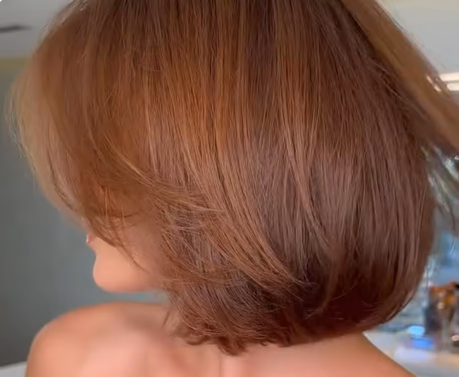 Kundin mit frisch gefärbtem Haar im Salon