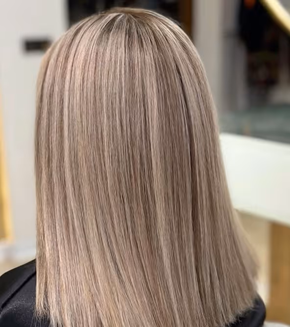 Glattes blondes Haar von hinten nach professioneller Aufhellung