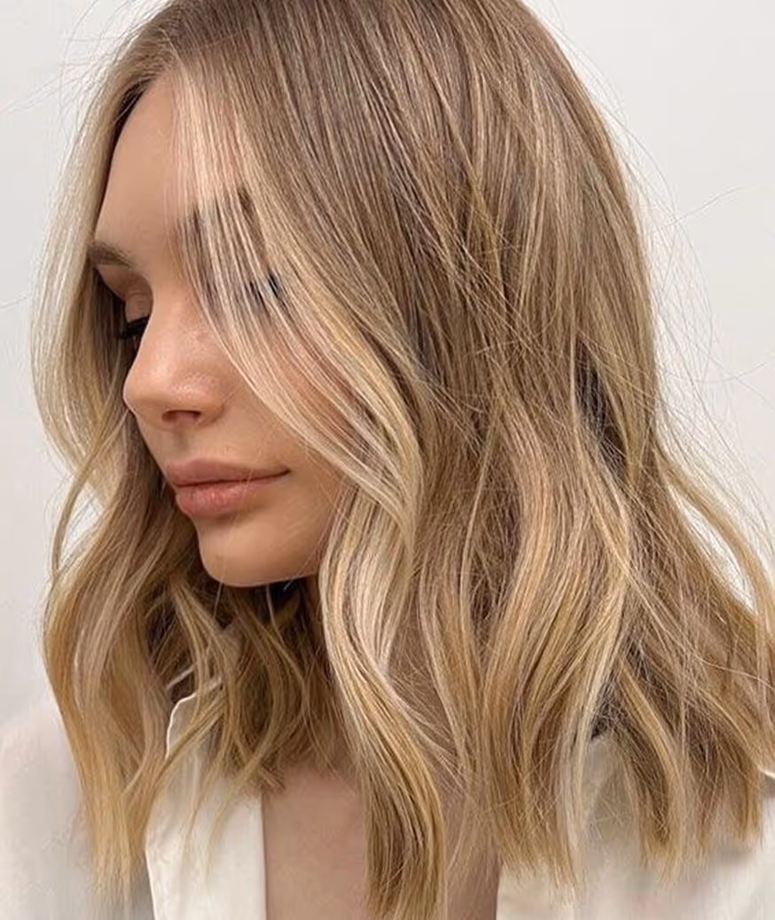 Natürliches blondes Haar mit weichen Wellen nach Blondierung