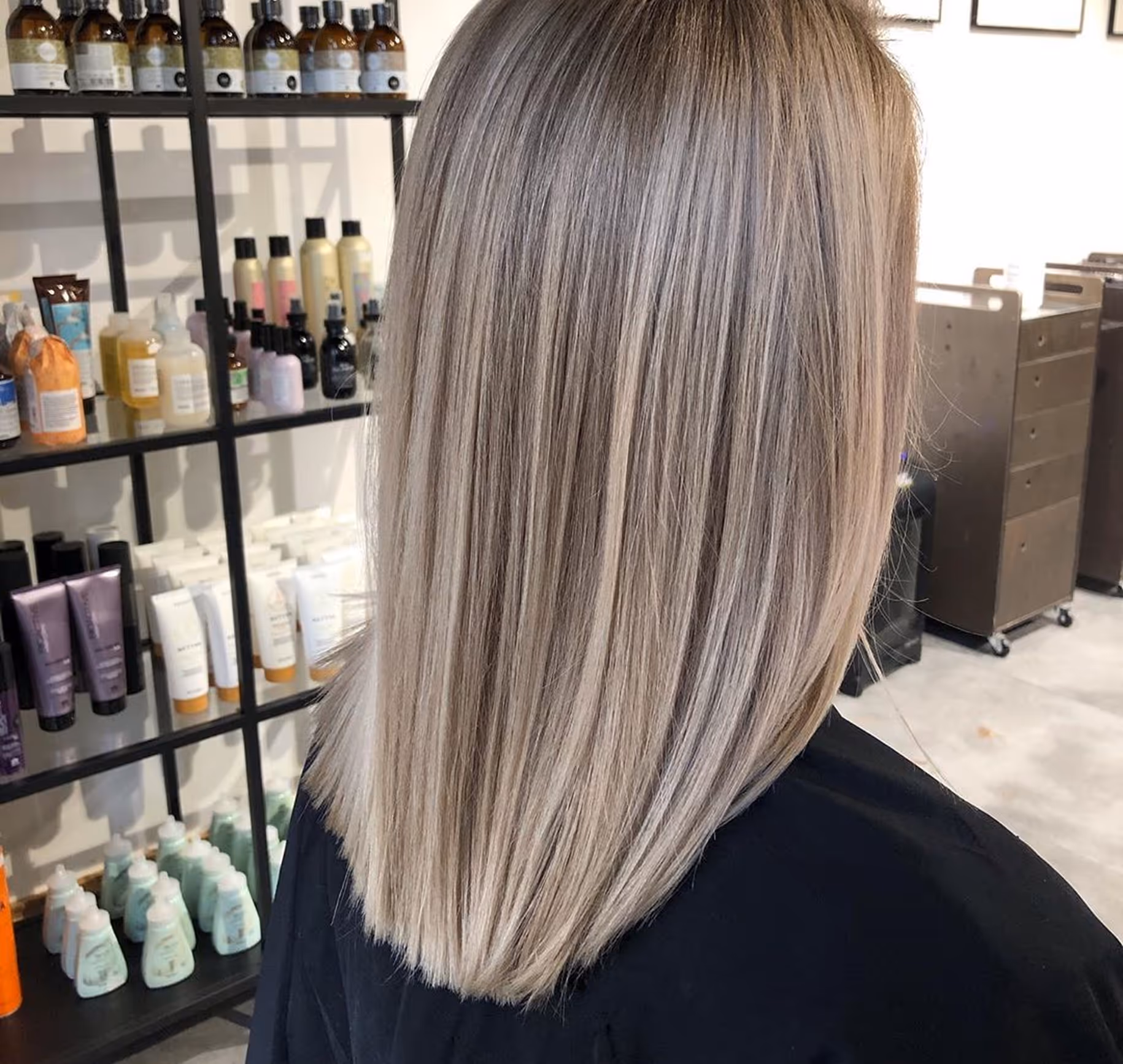 Blonde, glatte Haare nach professioneller Blondierung im Friseursalon