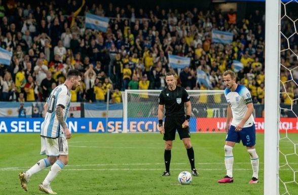 Uluslararası bir futbol maçında Arjantinli bir oyuncu, İngiltere kalesine penaltı atışı yapıyor.