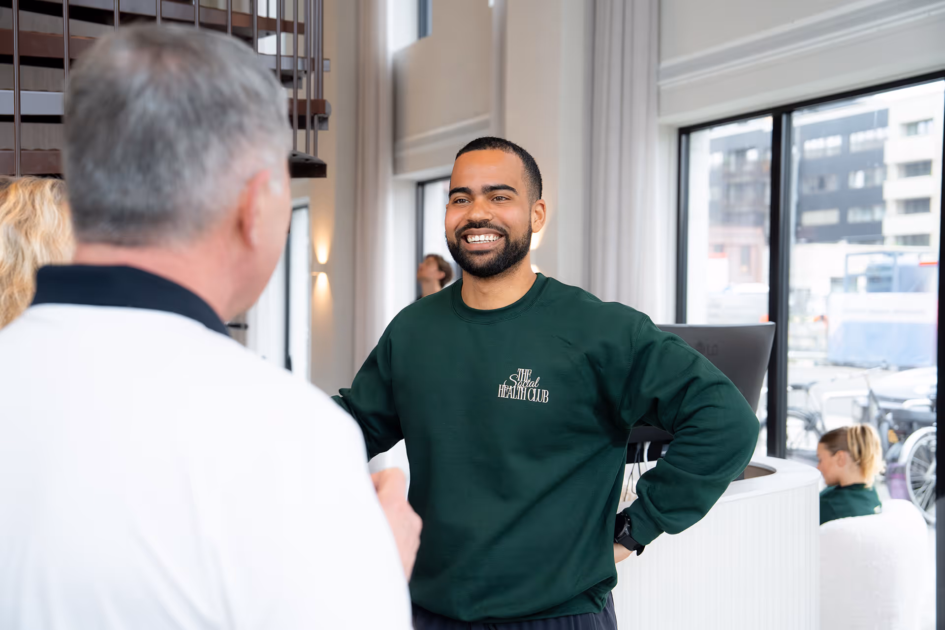 Trainer begeleidt een sporter bij The Social Health Club in Amsterdam