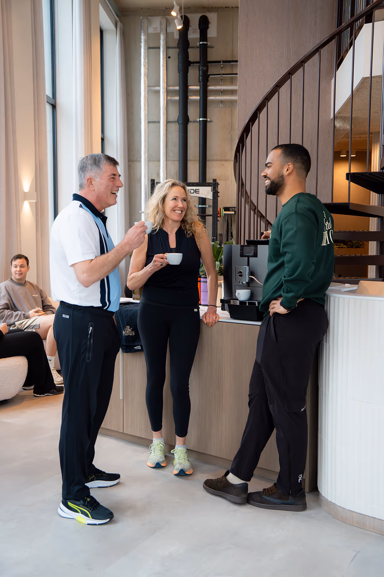 Mensen bij de balie van The Social Health Club