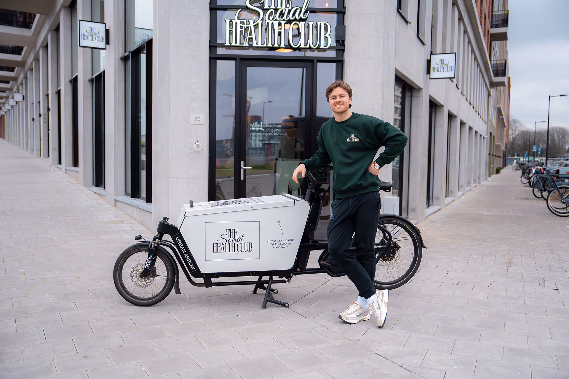 Govert met bakfiets voor The Social Health Club