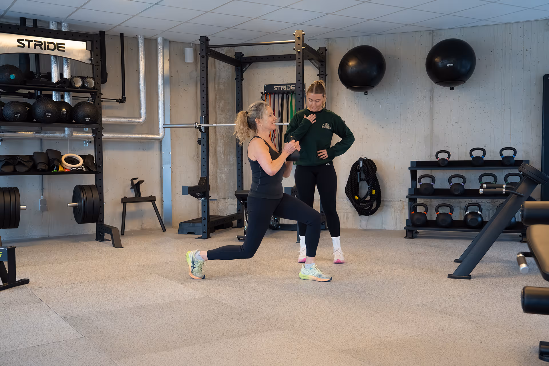 Trainingsruimte met sporters bij The Social Health Club