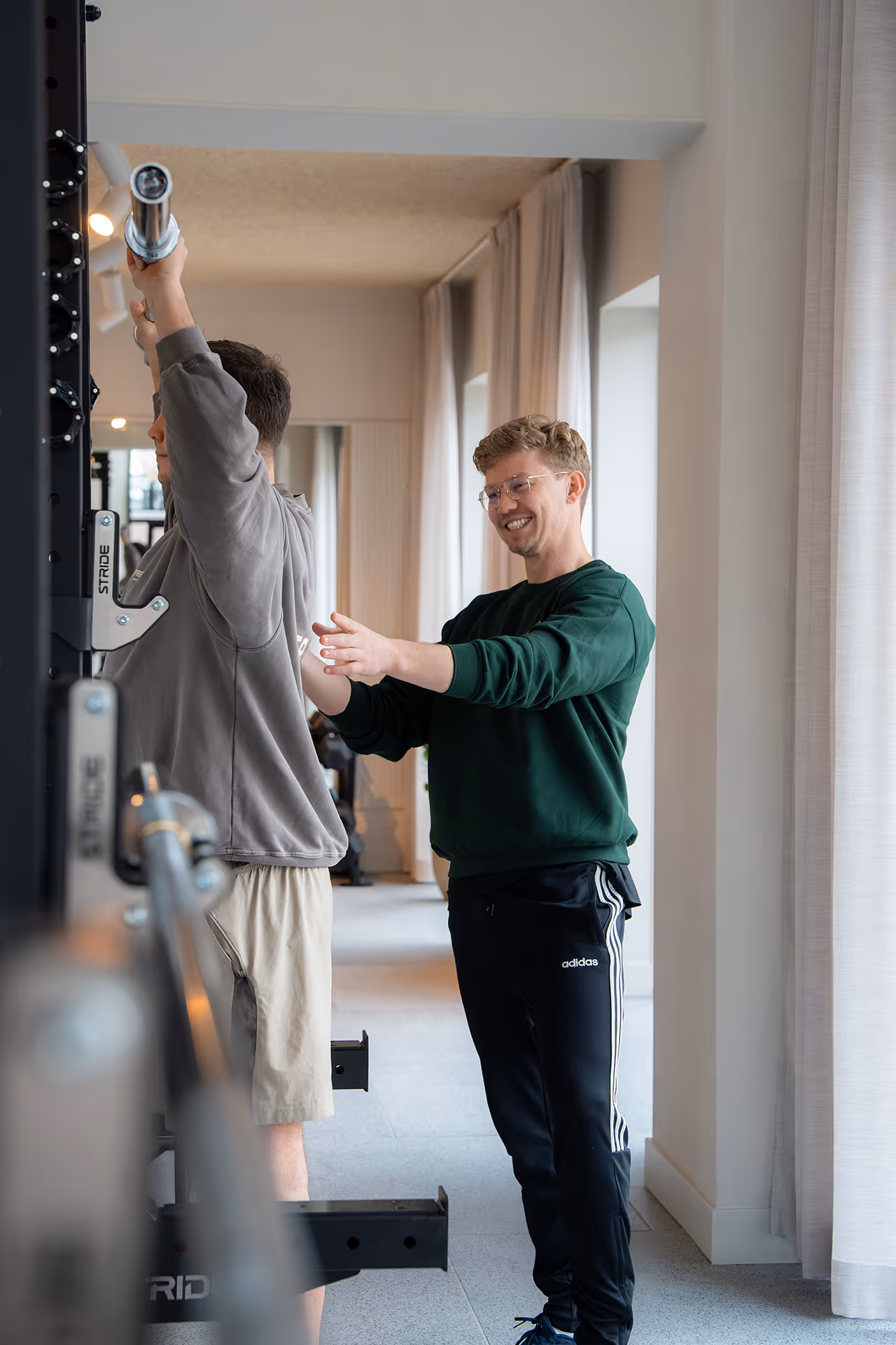 Sporter en trainer in actie tijdens een training bij The Social Health Club