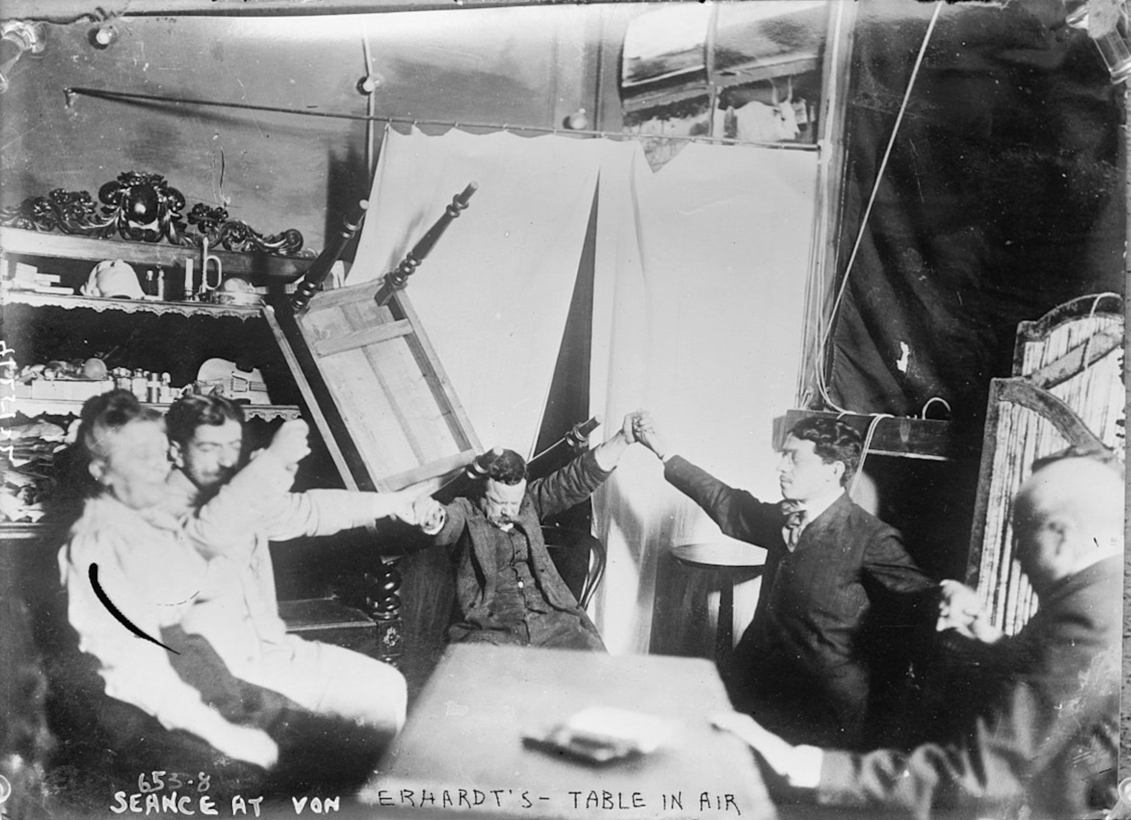 1909 Photograph of William James’ seance