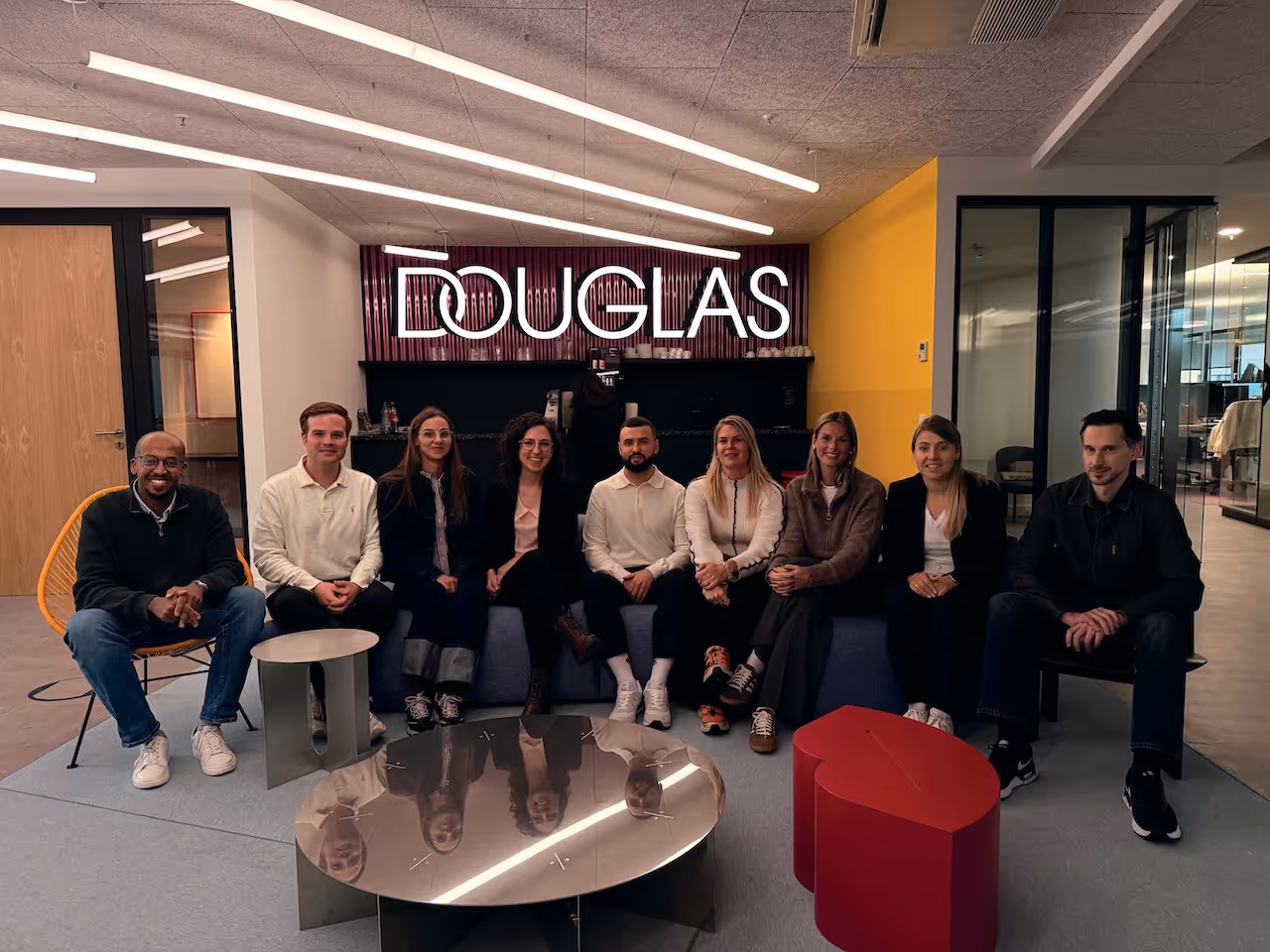 Ein Foto von Ahmed Elmi mit dem Douglas Display Advertising Team.