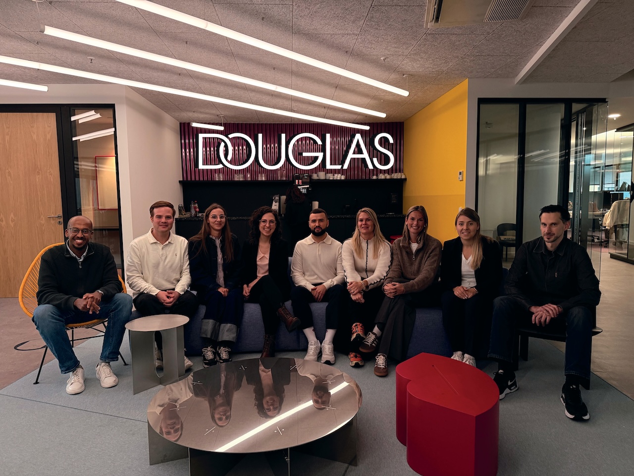 Ein Foto von Ahmed Elmi mit dem Douglas Display Advertising Team.