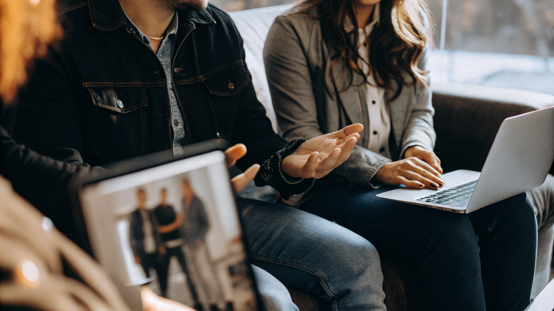 Zwei Personen arbeiten gemeinsam an Tablet und Laptop – datengestützte Zusammenarbeit im digitalen Marketing