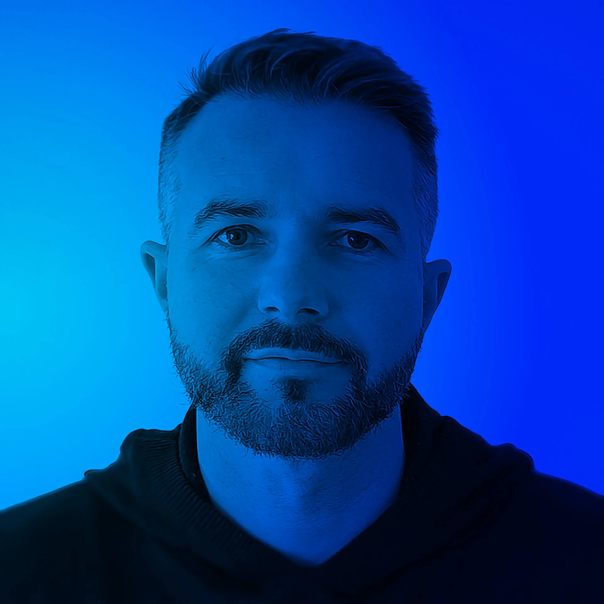 Dušan Milenković, Brand und Web Designer bei KIDES, Porträt in blauem Licht