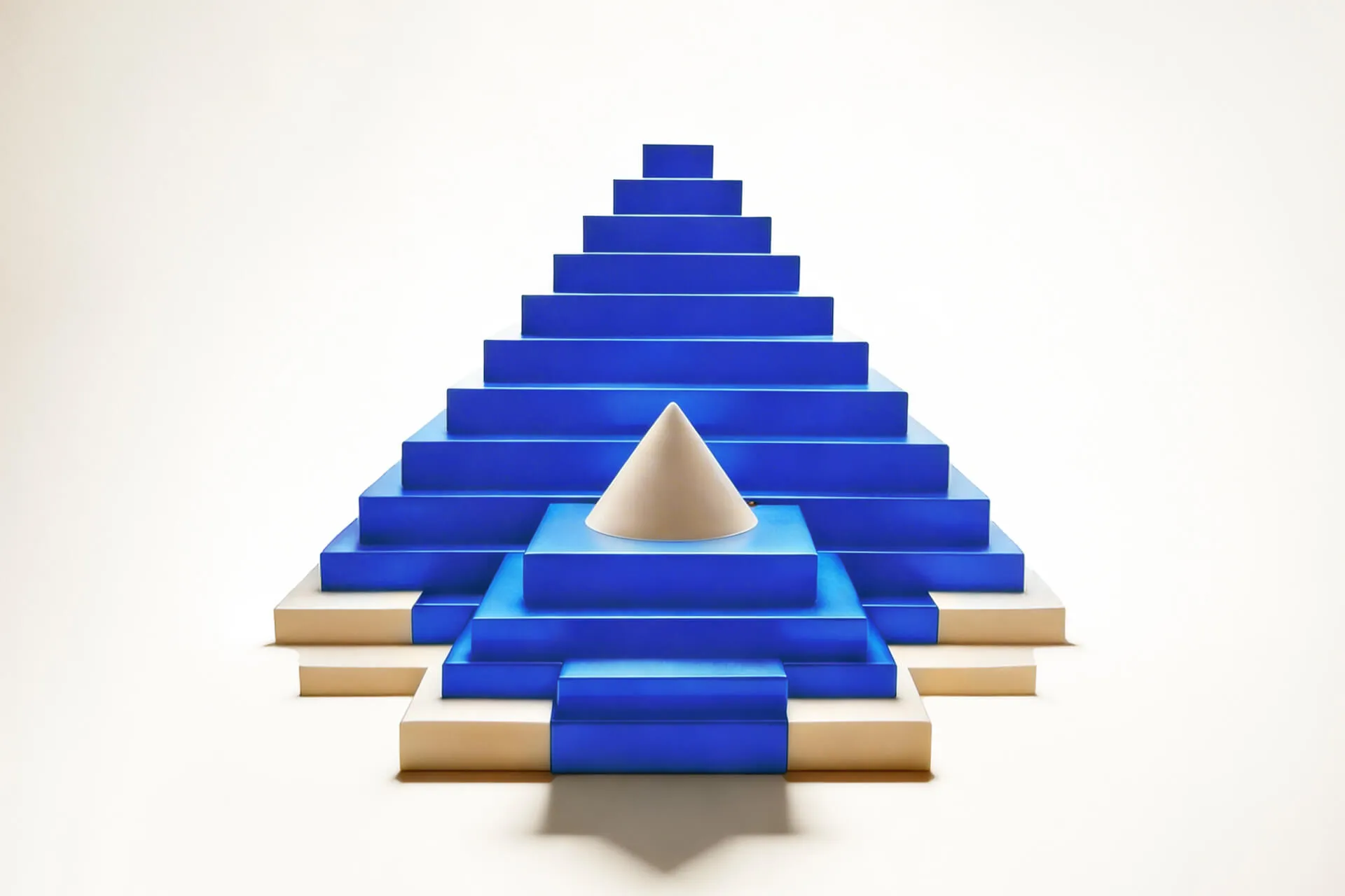 Blaue Stufenpyramide mit weißer Spitze als Sinnbild für ein strategisches Fundament der Marke