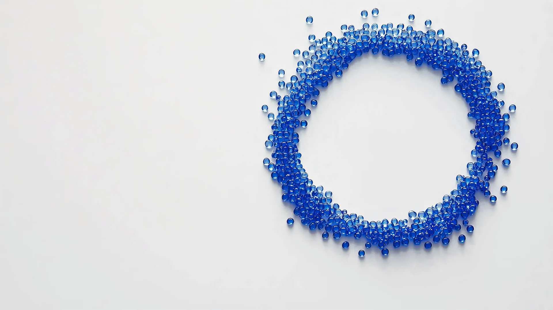 Kreis aus blauen Glasperlen als Sinnbild für Konsistenz statt Einzelstücke im Brand System