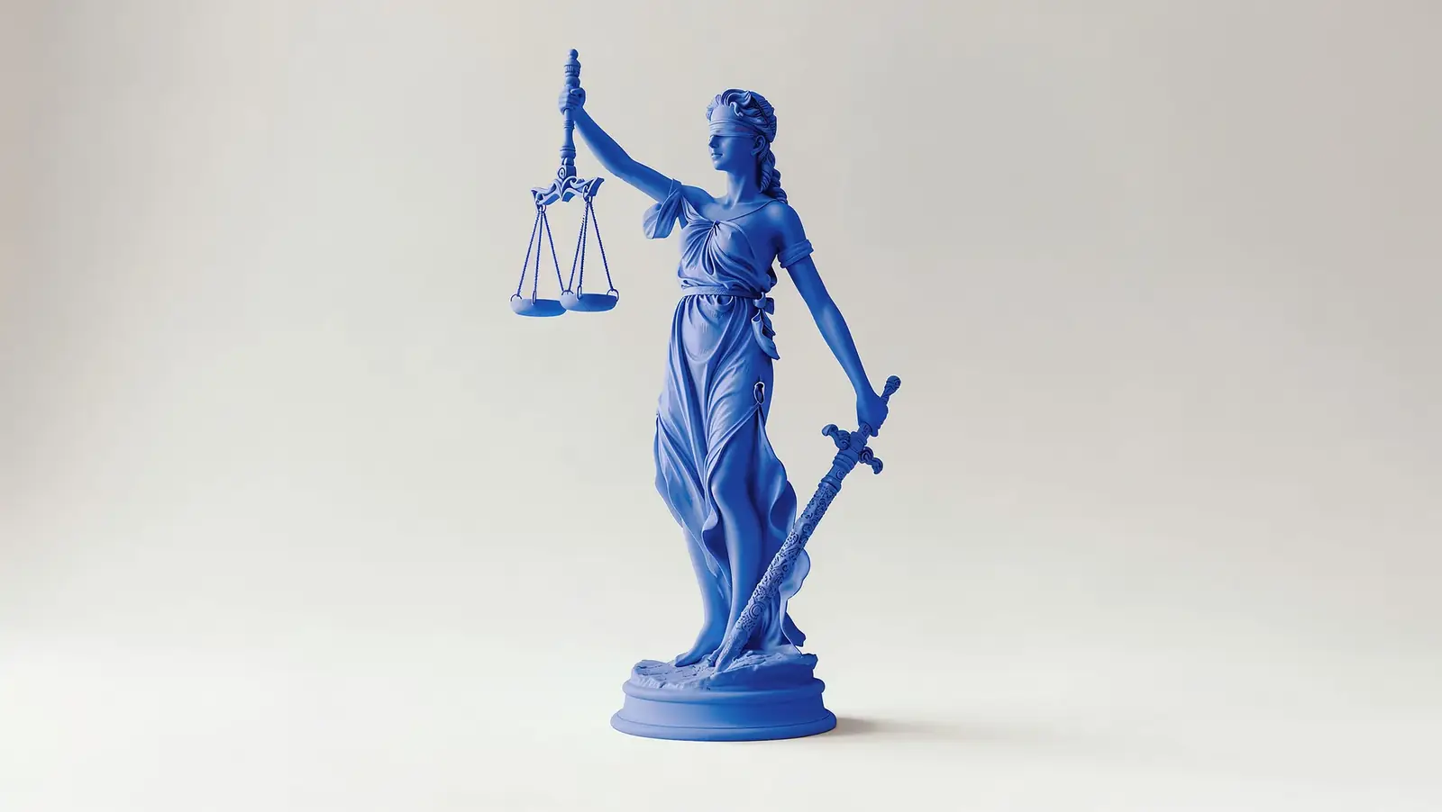 Blaue Justitia-Statue mit Waage und Schwert vor hellem Hintergrund