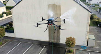 un drone nettoie une facade à Albertville