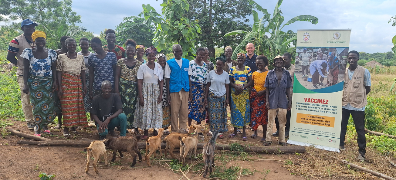 Gruppenbild mit von Einwohnern eines Dorfes in Togo während einer Veranstaltung zur Tierimpfung