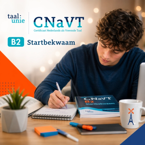 Jonge man studeert aan tafel met CNaVT B2 Startbekwaam lesmateriaal en notitieboek.