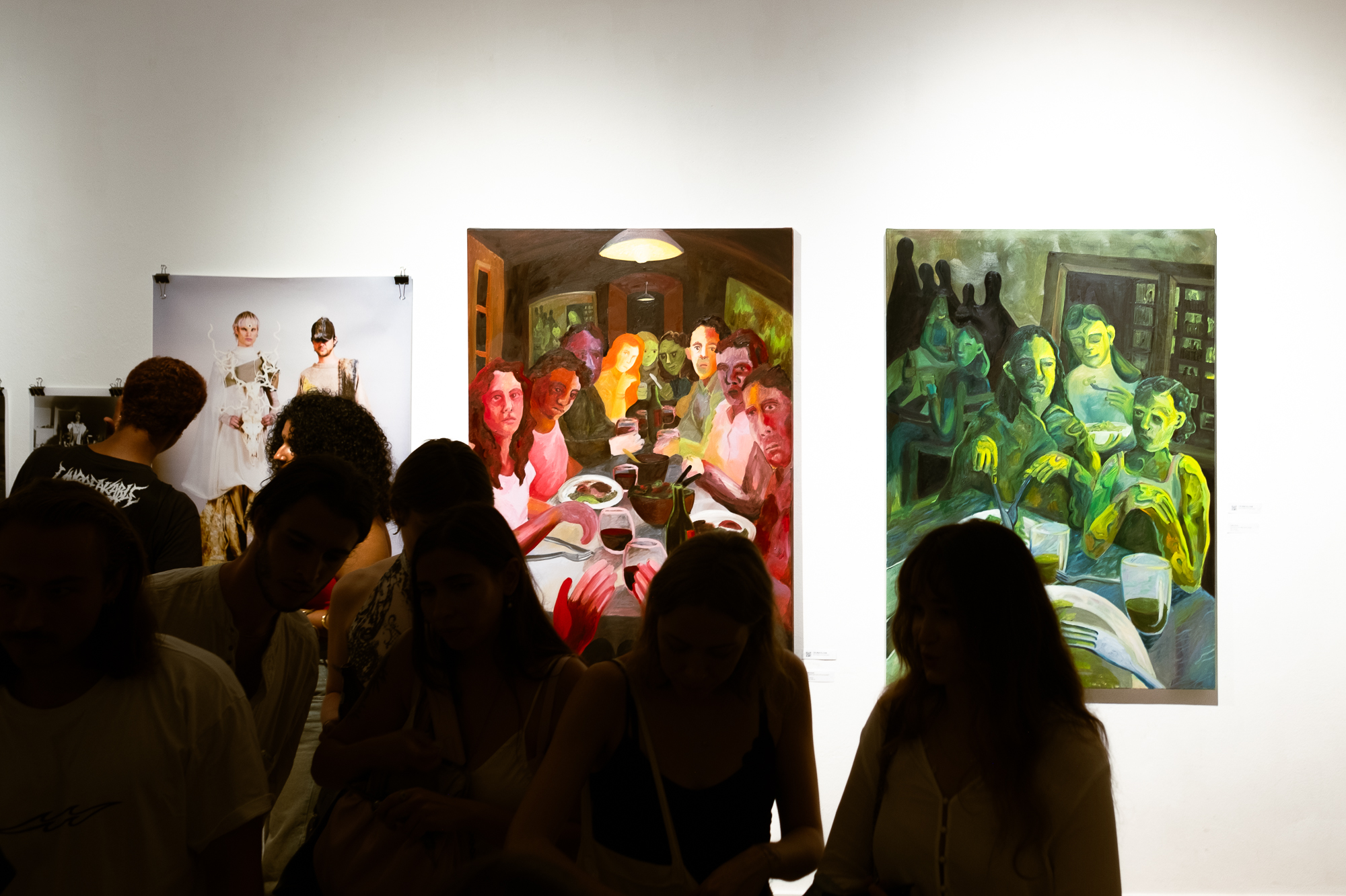 Crowd enjoy paintings at tendermesh exhibition at GlogauAIR, Beriln