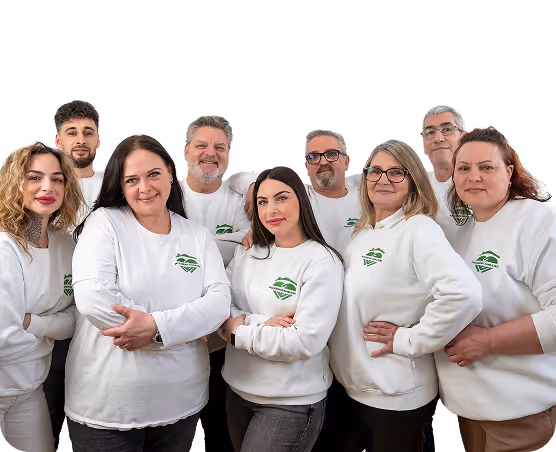 Das Hand- und Herz-Team steht eng beieinander und lächelt.