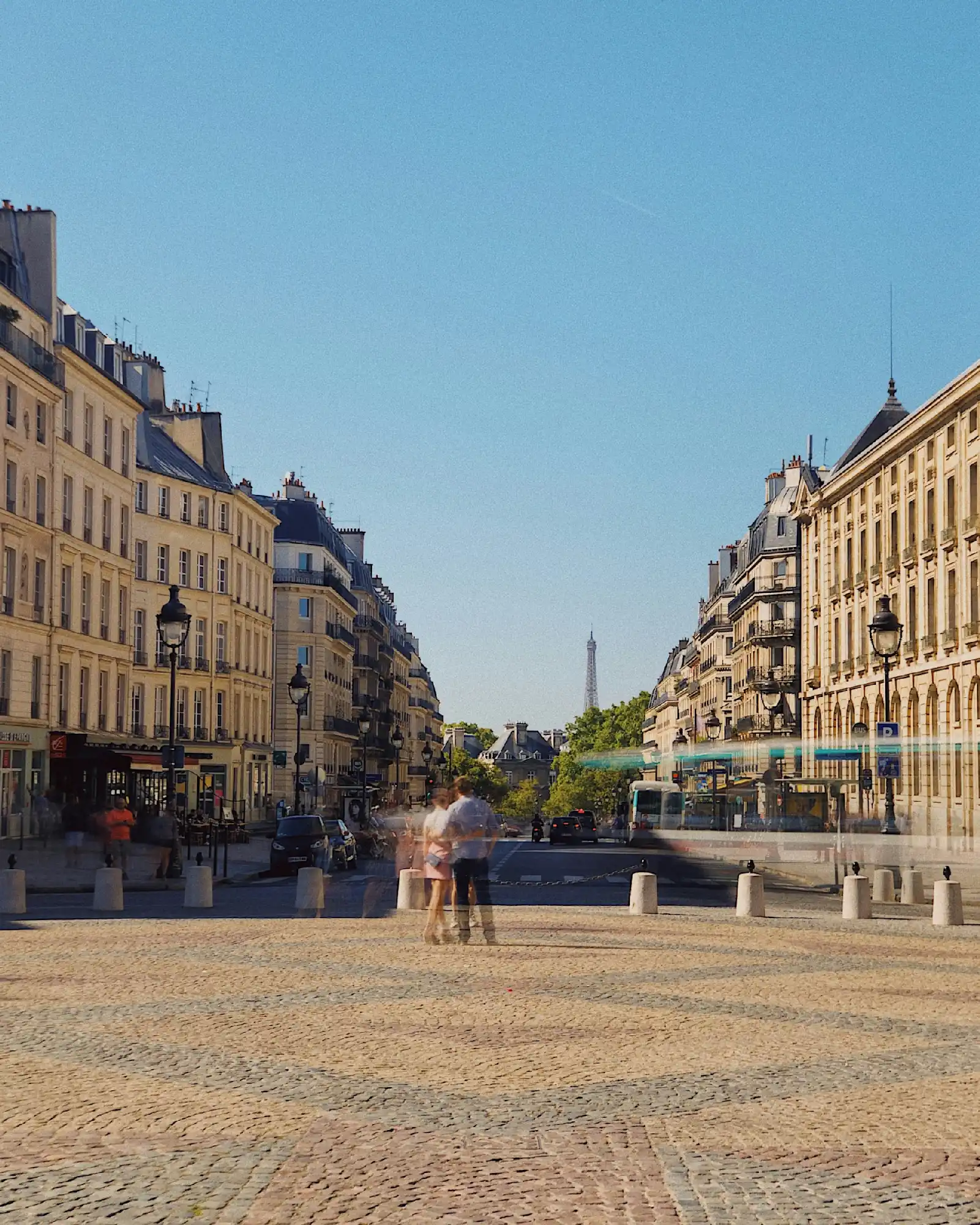 Place du Panthéon de Paris avec la Tour Eiffel visible de loin sous un beau ciel bleu.