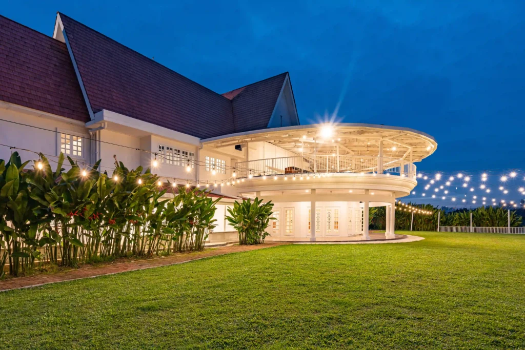 the exterior view of the whitehouse @the estate with garden