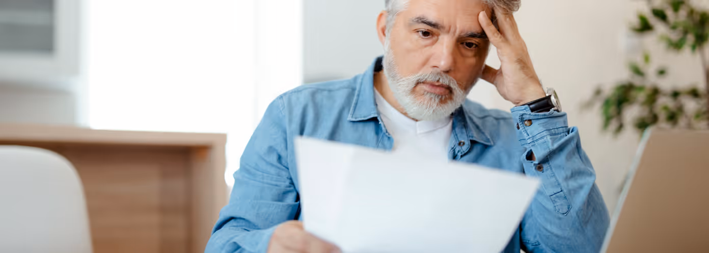 entrepreneur lisant sa facture d'électricité