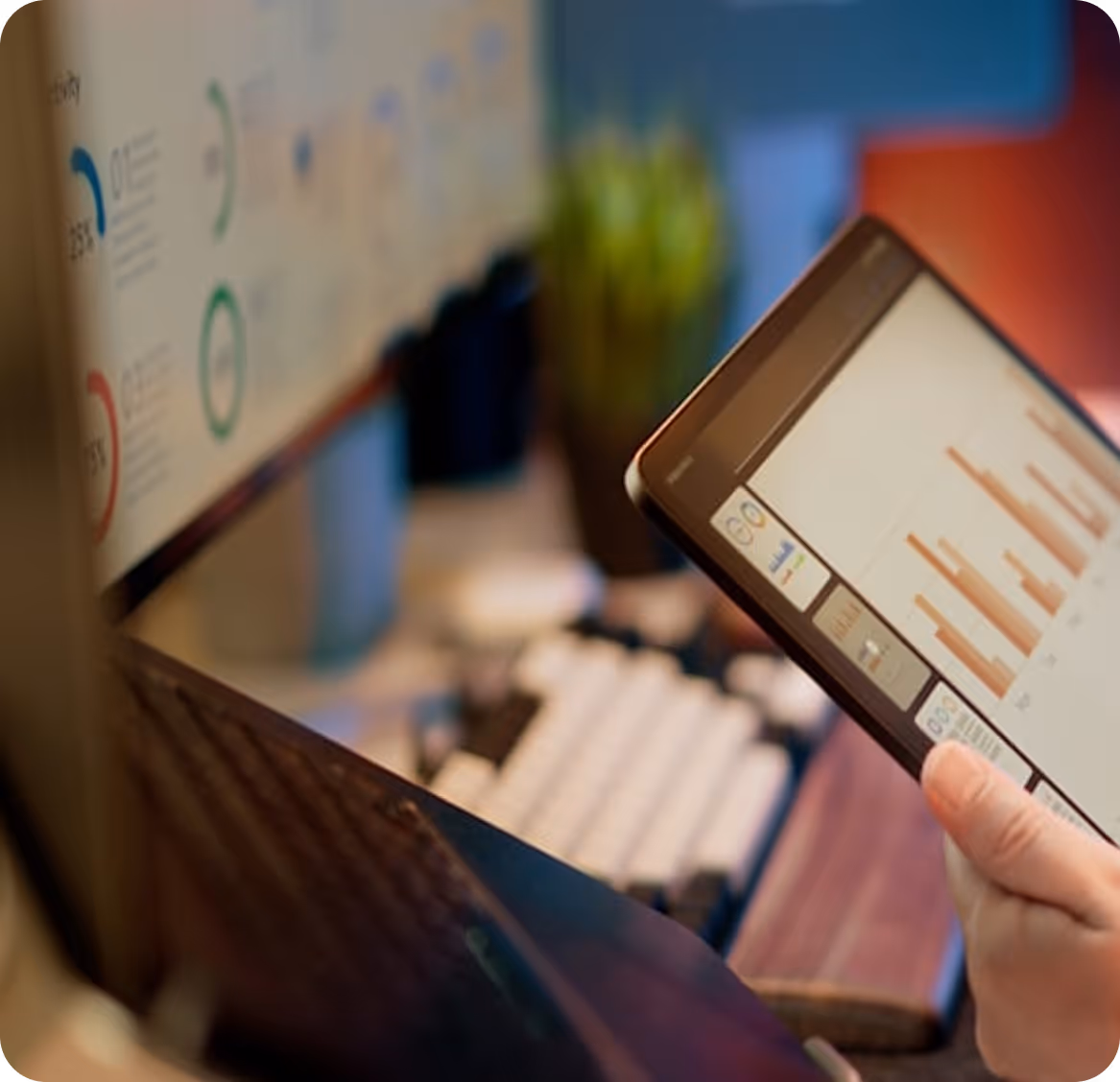 Une personne tenant une tablette affichant un graphique à barres orange