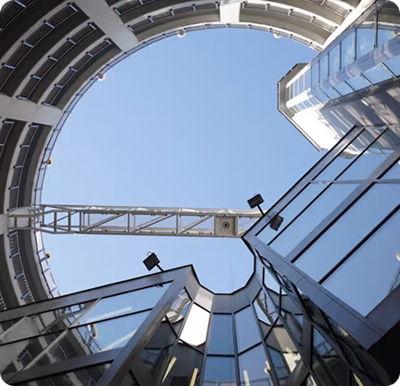Vue en contre-plongée d'un bâtiment circulaire en verre