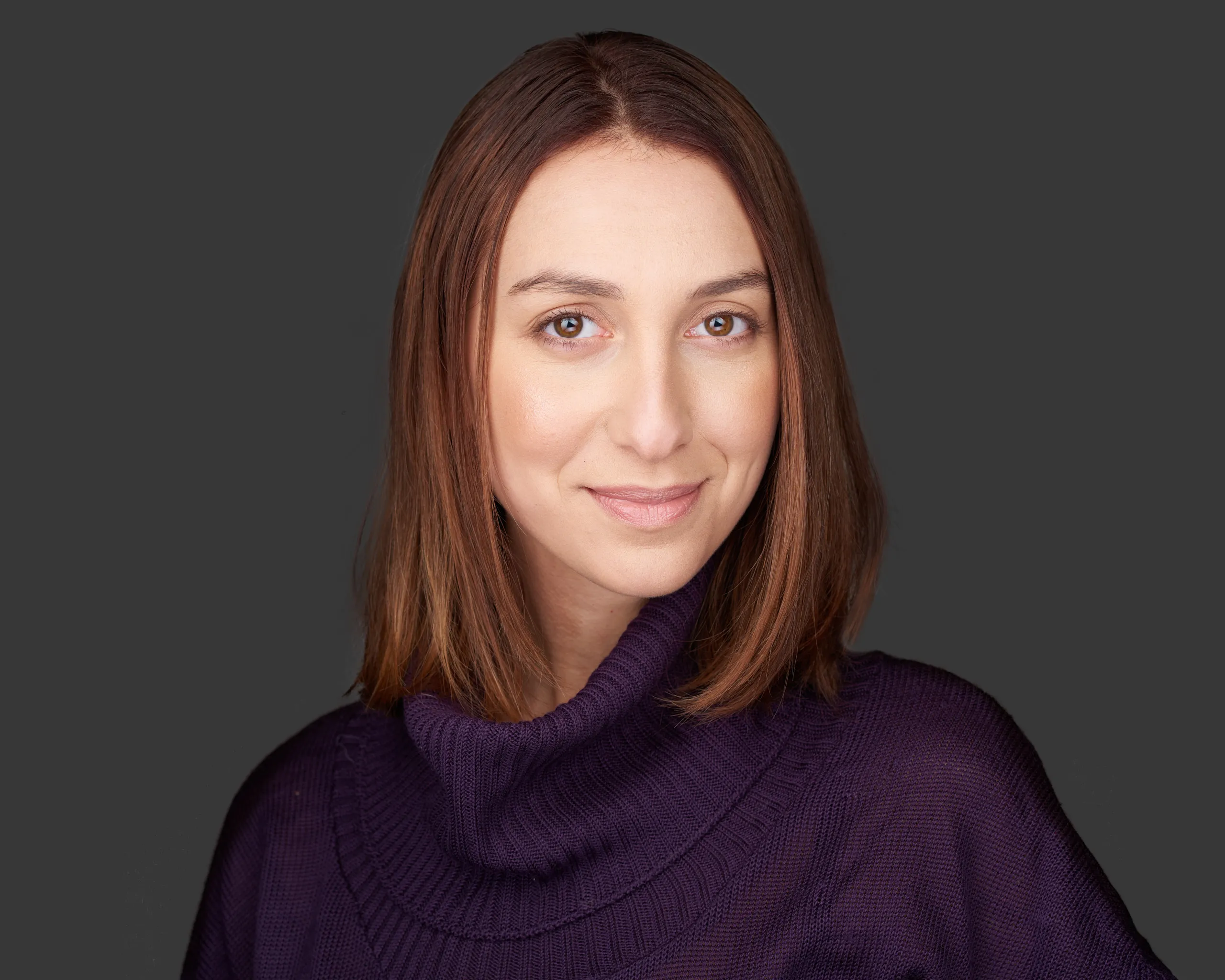 צילומי תדמית לעצמאית מרעננה: חיוך נגיש ואנרגיה של עשייה בסטודיו עבור הודעות לעיתונות ולינקדאין.