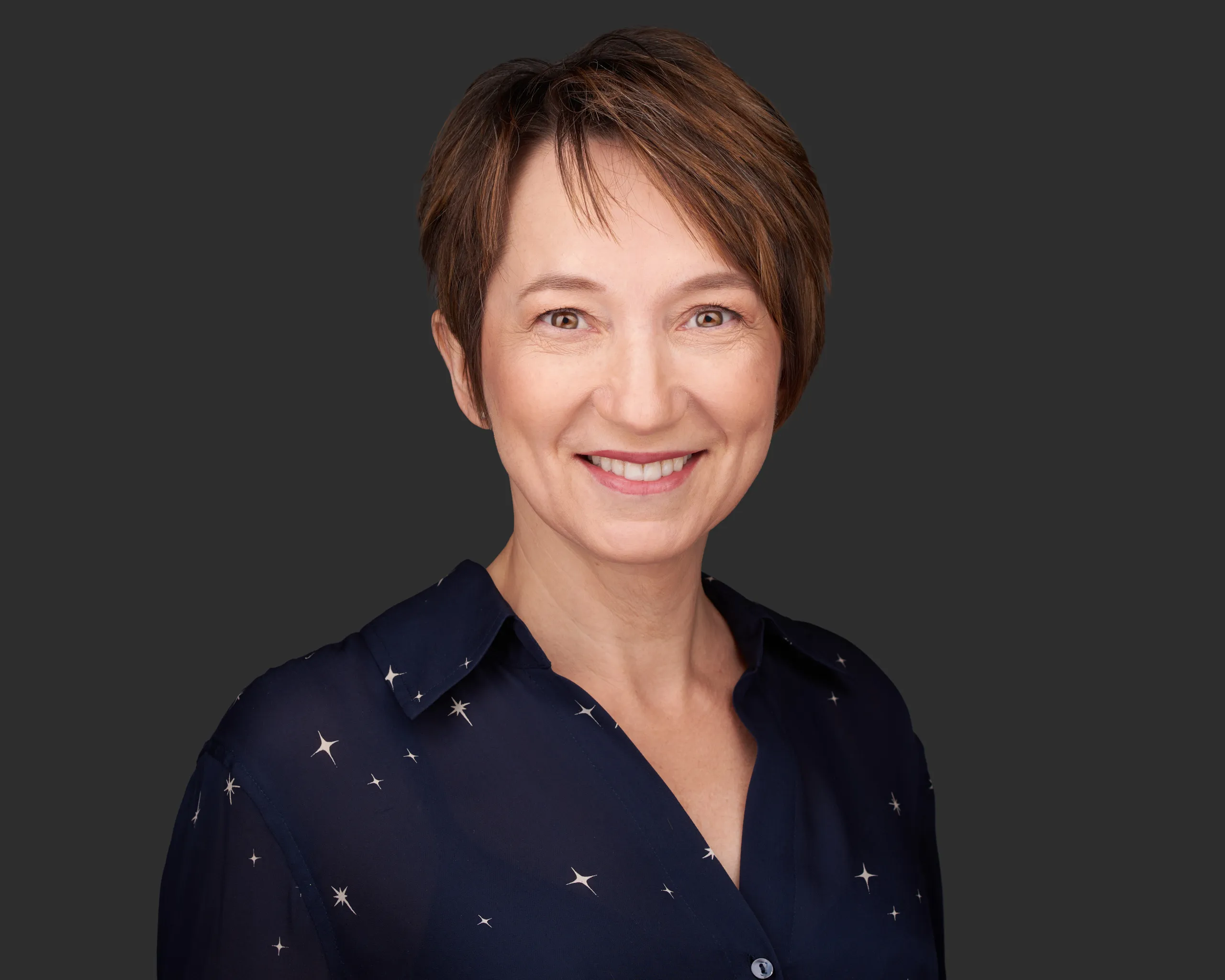 צילומי תדמית לרופאה מתל אביב: מבט המשרה אמינות ורוגע בסטודיו, המיועדים לאתר הבית המקצועי.