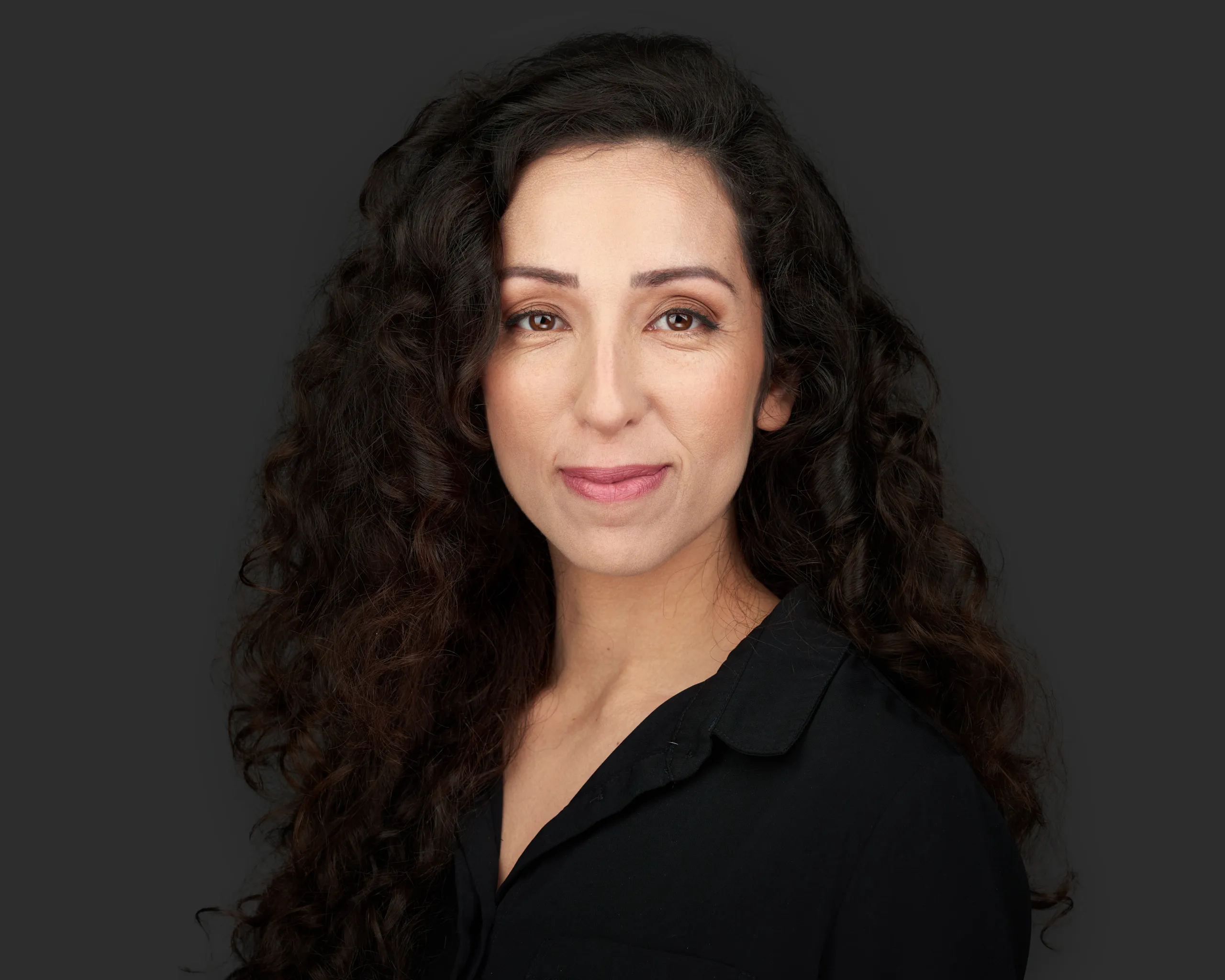 צילום תדמית לאשת הייטק מתל אביב: פורטרט עסקי המשרה ביטחון באווירה מקצועית עבור פרופיל הלינקדאין.