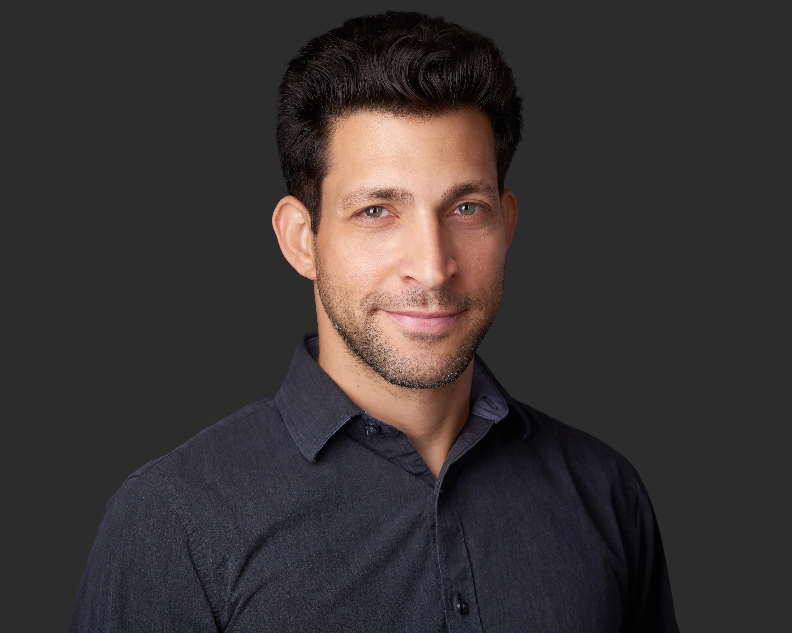 צילומי תדמית למנהל בתחום הטכנולוגיה מהרצליה: מבט ישיר וסמכותי בסטודיו עבור אתר החברה.