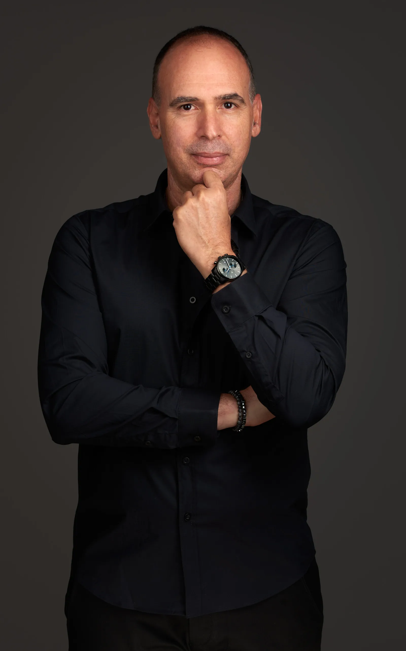 צילום תדמית לבעל עסק מתל אביב: מבט סמכותי ונינוח בסטודיו המשרה ביטחון עבור האתר העסקי.