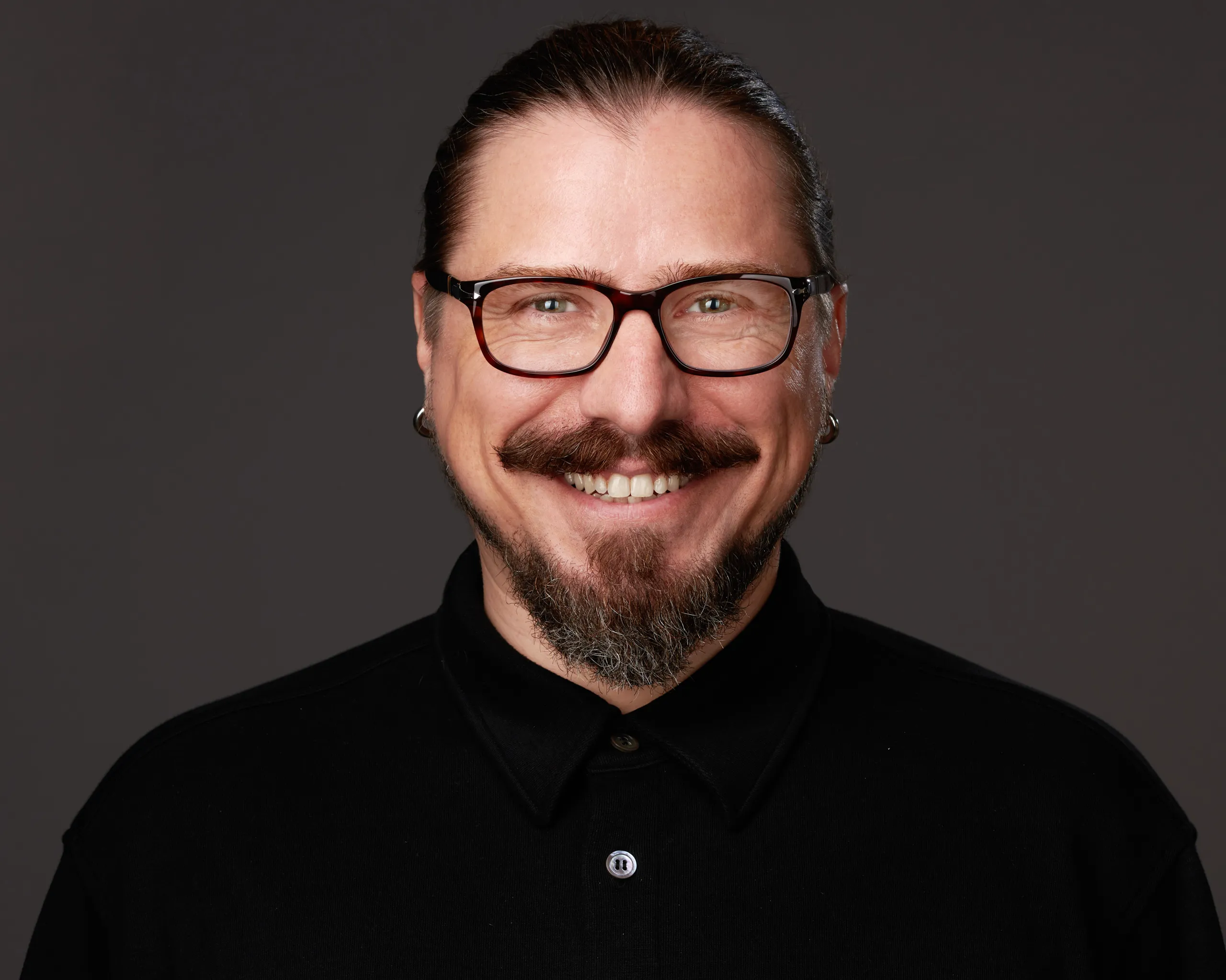 צילומי תדמית למגייס כשרונות מרעננה: מראה ייצוגי וסמכותי בסטודיו תחת תאורה רכה לשימוש מקצועי.