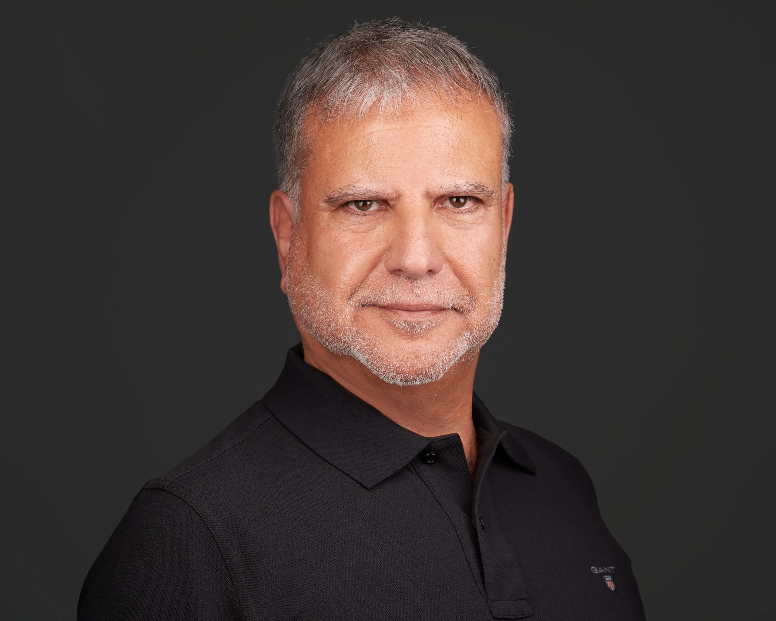 צילומי תדמית למנהל לקוחות מפתח תקווה: מראה ייצוגי וסמכותי בסטודיו תחת תאורה רכה לשימוש מקצועי.