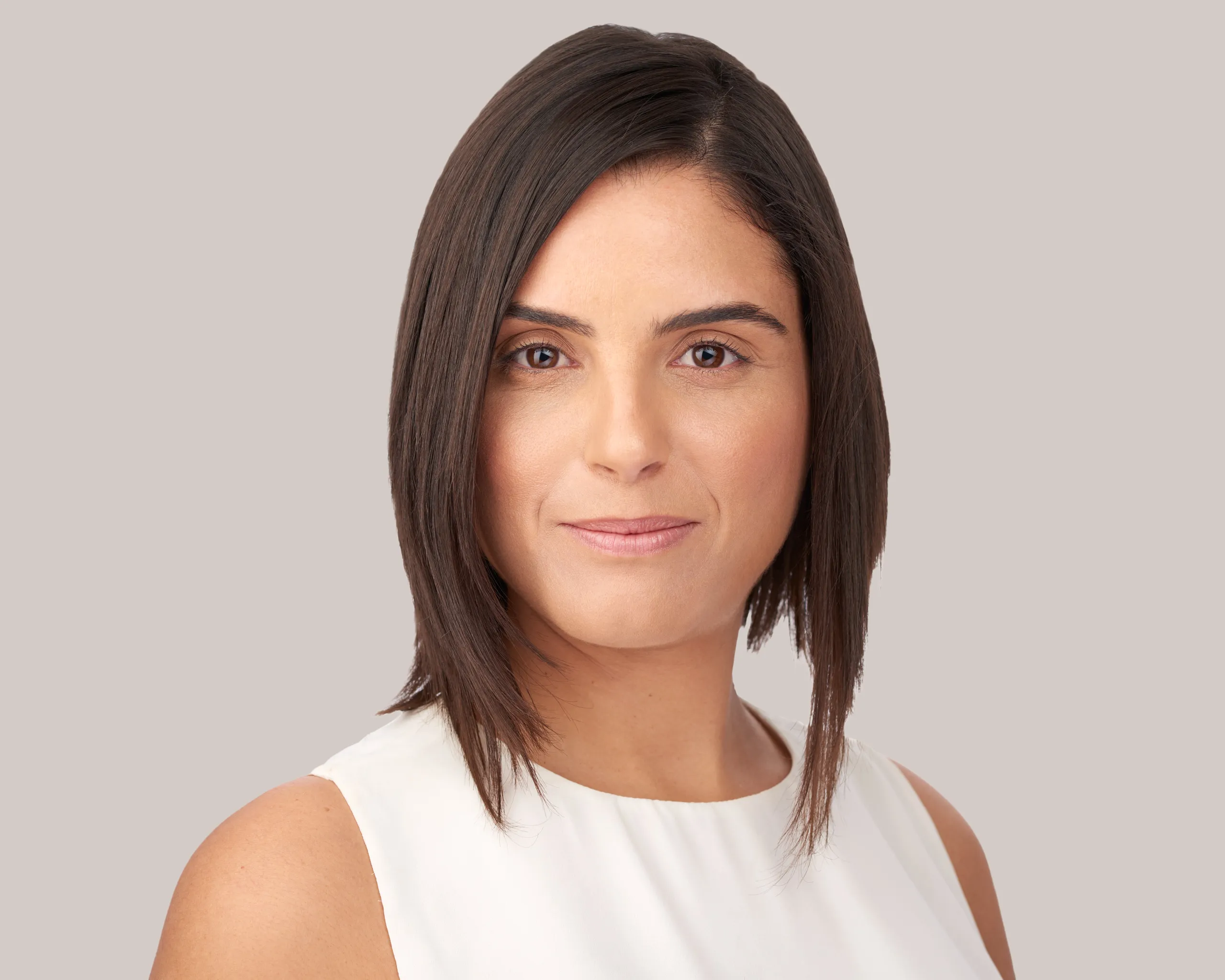 צילומי תדמית לשחקנית מרחובות בסטודיו: חיוך נגיש ואנרגיה מקצועית תחת תאורה מוקפדת המיועדים לפרופיל הלינקדאין.