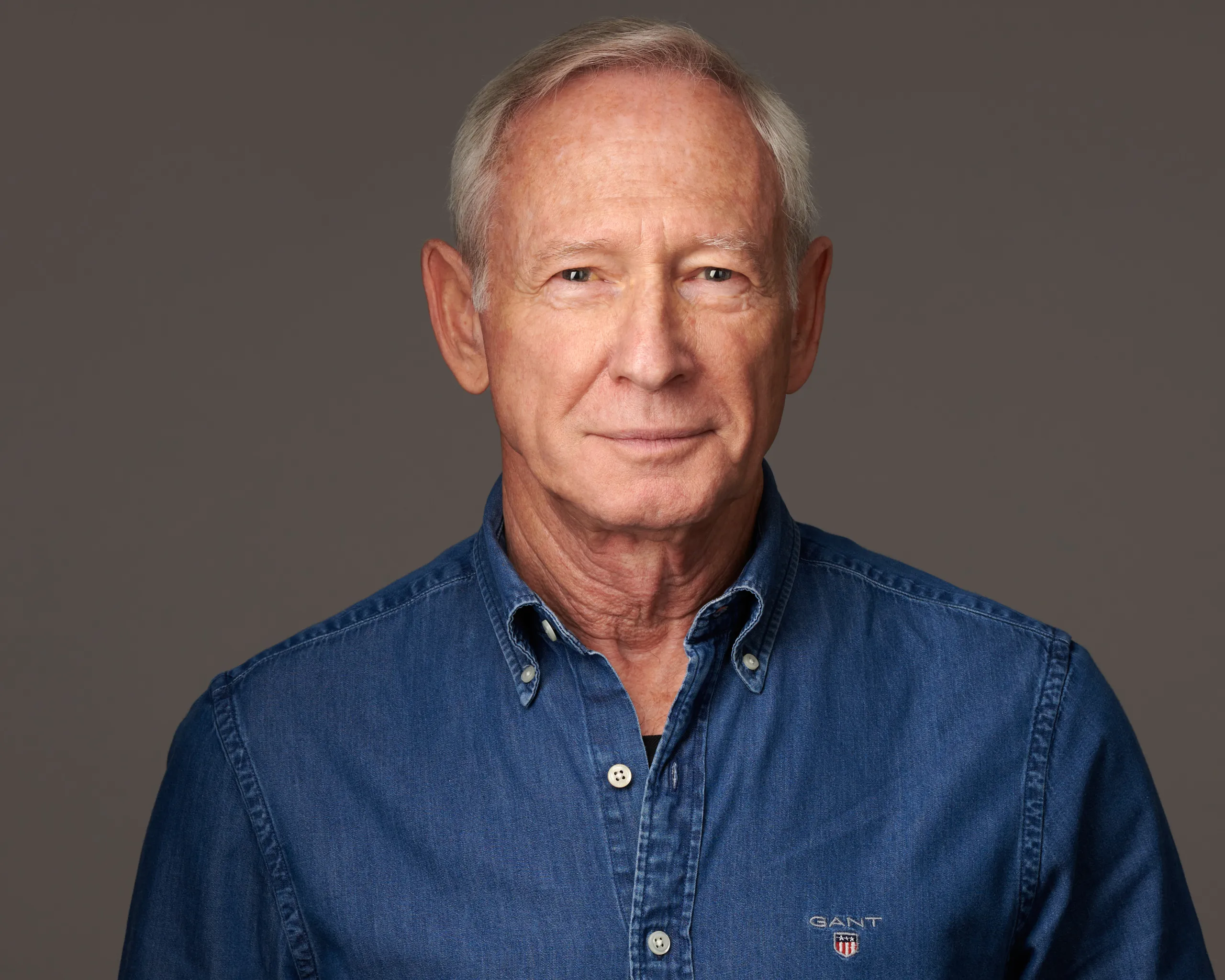 צילומי תדמית למנהל מרעננה: מראה ייצוגי וסמכותי בסטודיו תחת תאורה רכה לשימוש מקצועי.