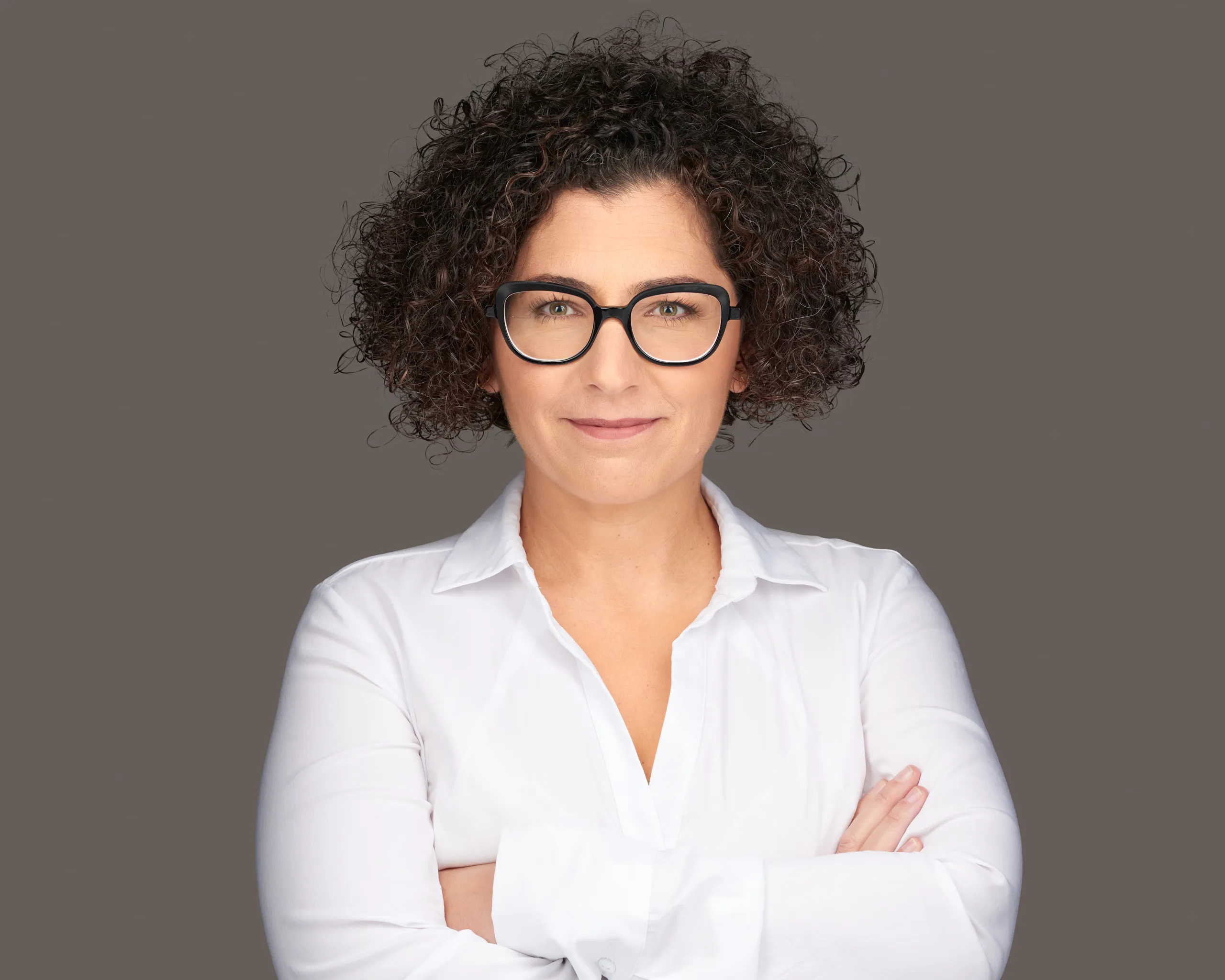 צילומי תדמית למנהלת: בחיוך נגיש ואנרגיה מקצועית בסטודיו תחת תאורה מוקפדת, המיועדים לפרופיל הלינקדאין.