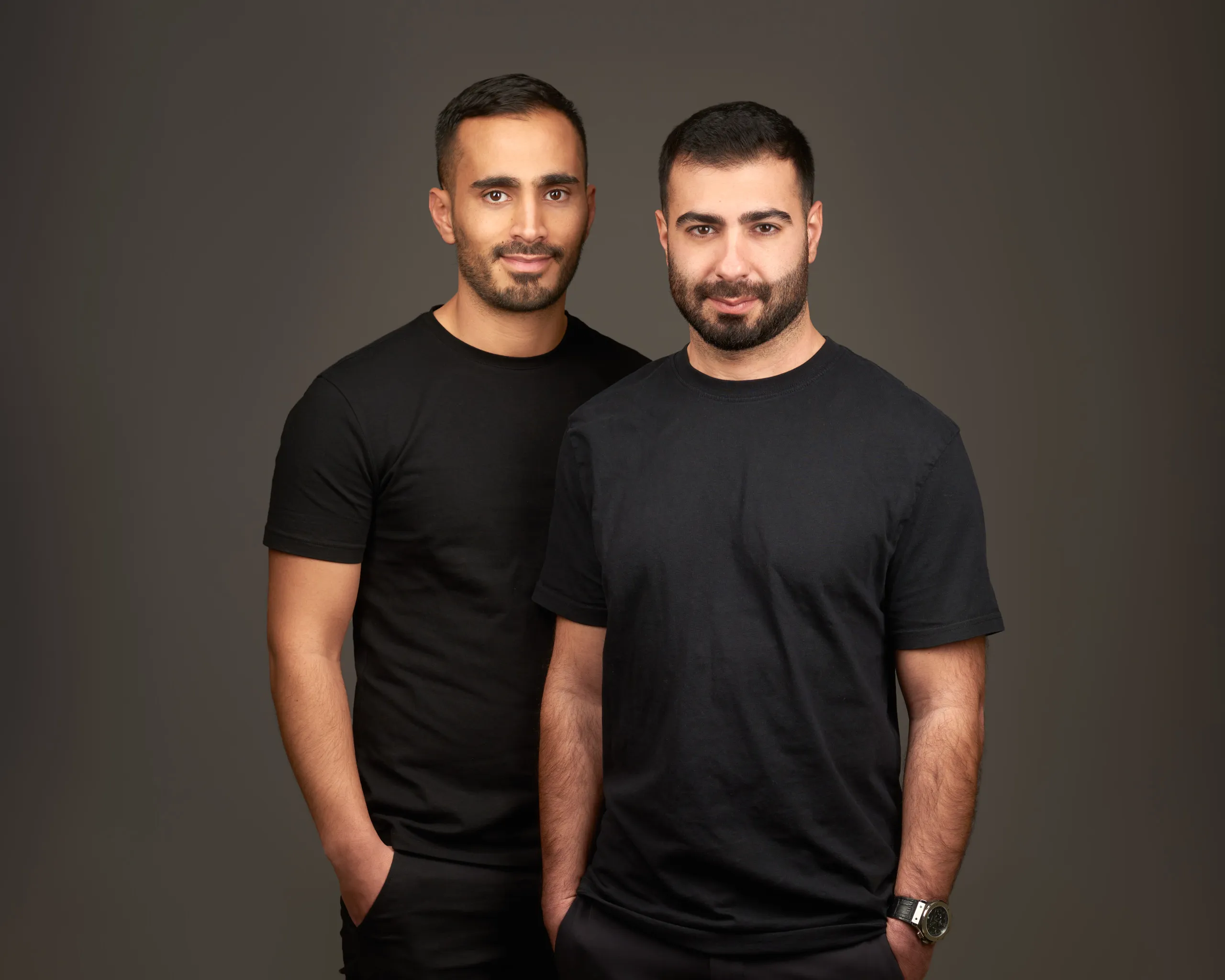 צילומי תדמית בסטודיו לשני שותפים עסקיים באווירה דינמית ומגובשת המדגישה שיתוף פעולה, מיועדים לאתר החברה.