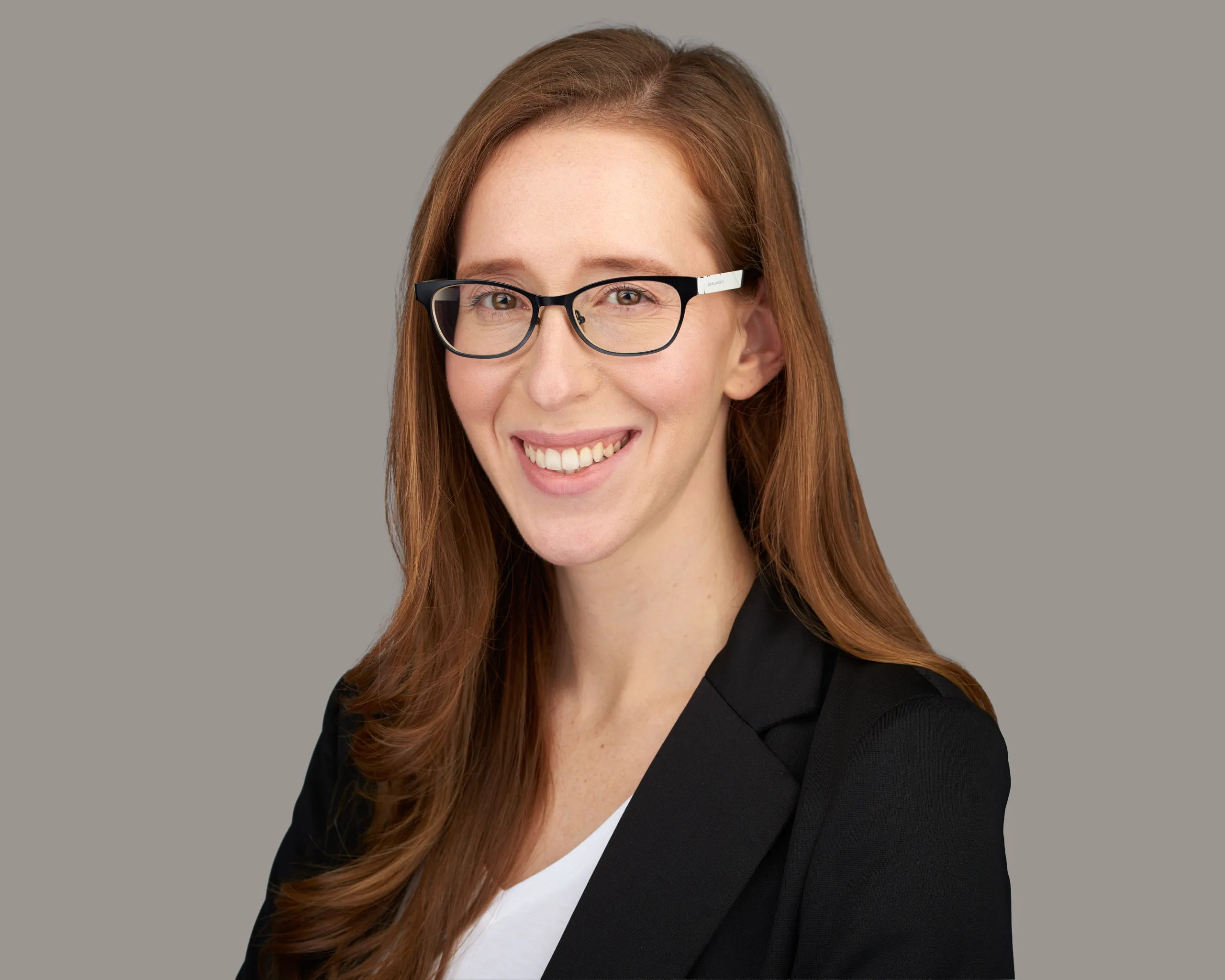 עורכת דין מתל אביב בסטודיו. בחיוך נגיש ואנרגיה מקצועית תחת תאורה מוקפדת. תמונות תדמית המיועדות לפרופיל הלינקדאין.