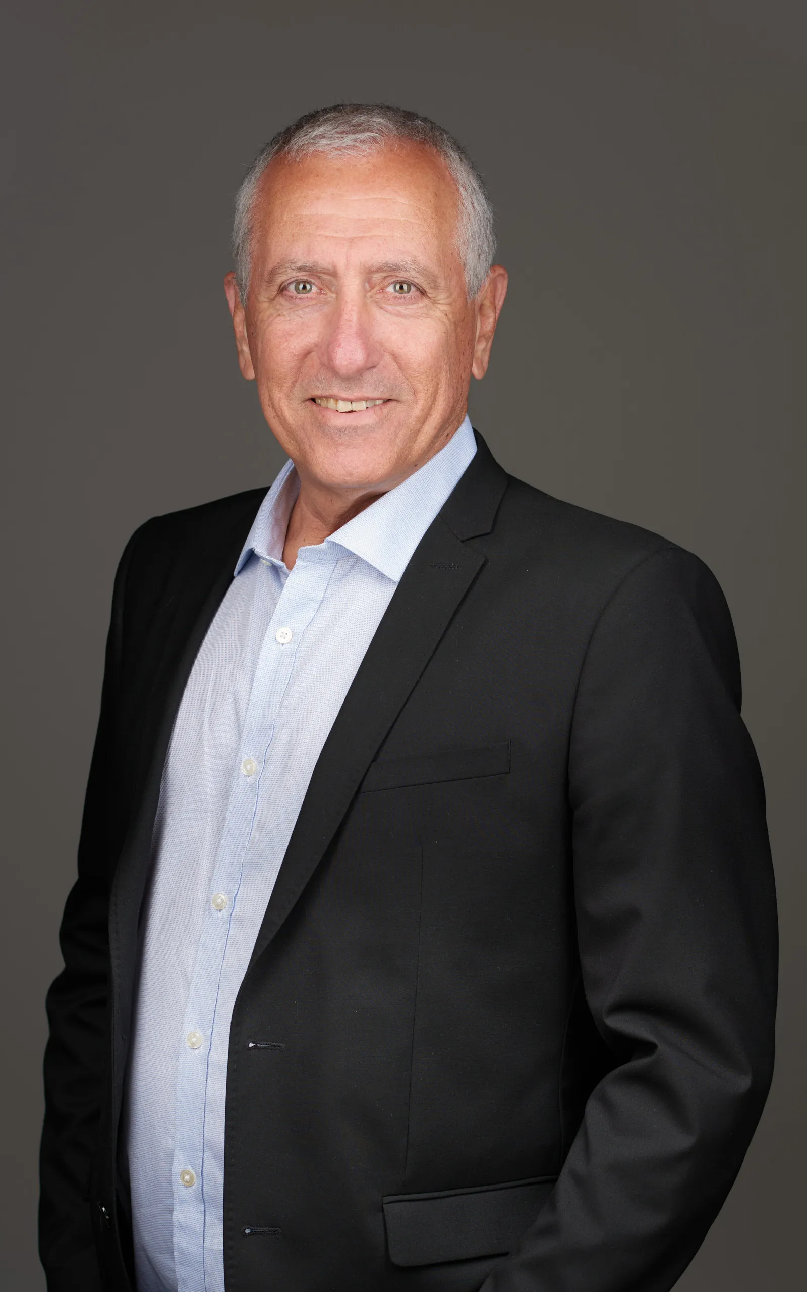 צילום תדמית לעצמאי מתל אביב: מבט סמכותי ונינוח בסטודיו המשרה ביטחון, מיועד לאתר העסקי.