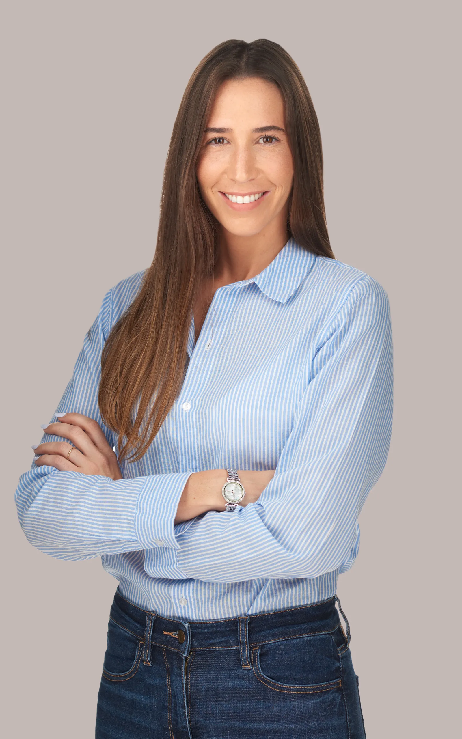 צילומי תדמית לבעלת עסק מאילת: פורטרט בסטודיו בהבעה בטוחה ונינוחה המשרה נוכחות, עבור אתר הבית.