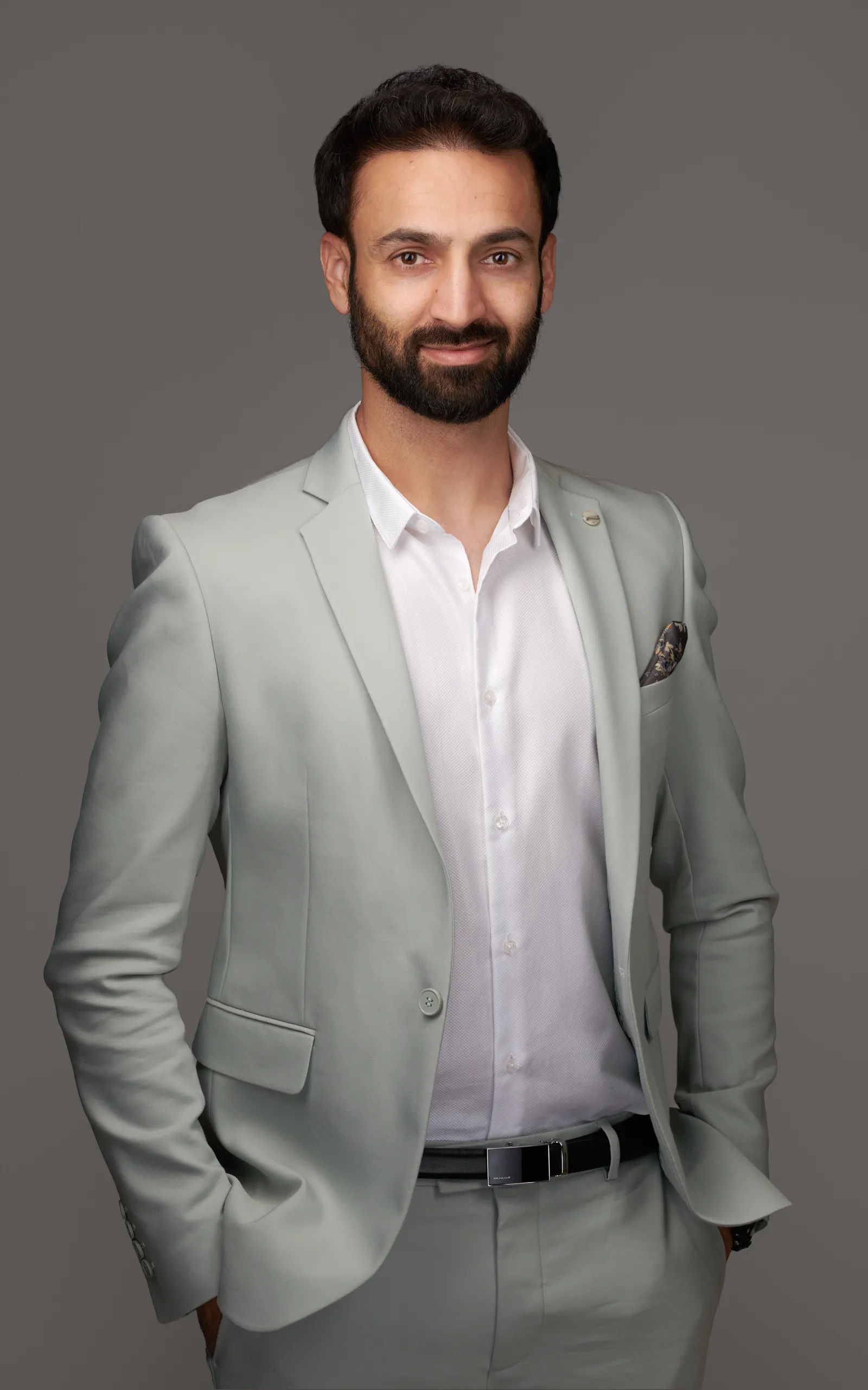 צילום תדמית בסטודיו לבעל עסק מדרום הארץ במבט סמכותי ונינוח המשרה ביטחון, מיועד לאתר העסקי